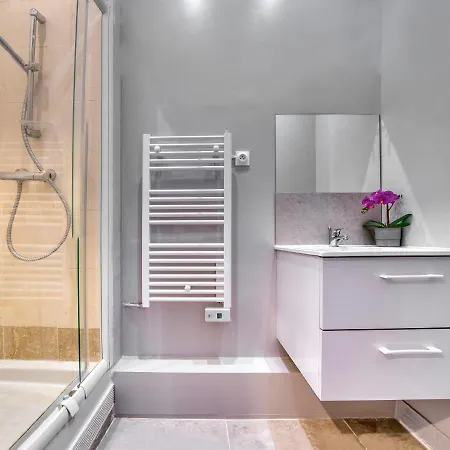 1630 - Champs Elysees - Value Apartment *