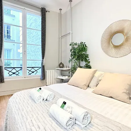 1630 - Champs Elysees - Value Apartment *